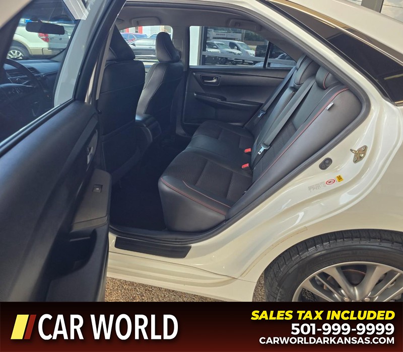 Toyota Camry Vehicle Full-screen Gallery Image 9