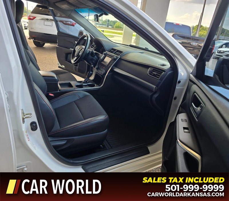 Toyota Camry Vehicle Full-screen Gallery Image 10