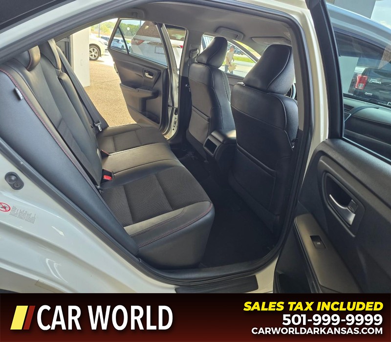 Toyota Camry Vehicle Full-screen Gallery Image 11