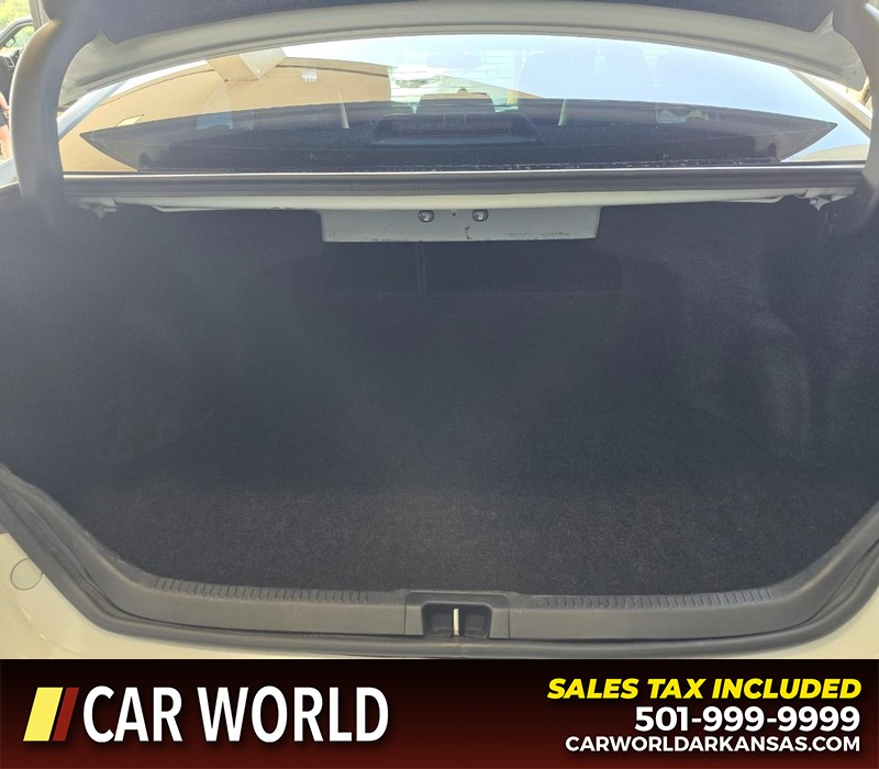 Toyota Camry Vehicle Full-screen Gallery Image 12