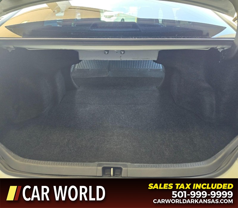 Toyota Camry Vehicle Full-screen Gallery Image 13