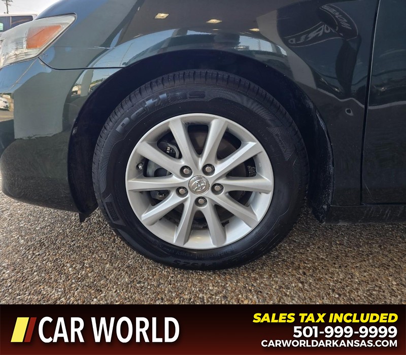Toyota Camry Vehicle Full-screen Gallery Image 6