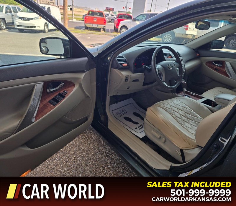 Toyota Camry Vehicle Full-screen Gallery Image 7