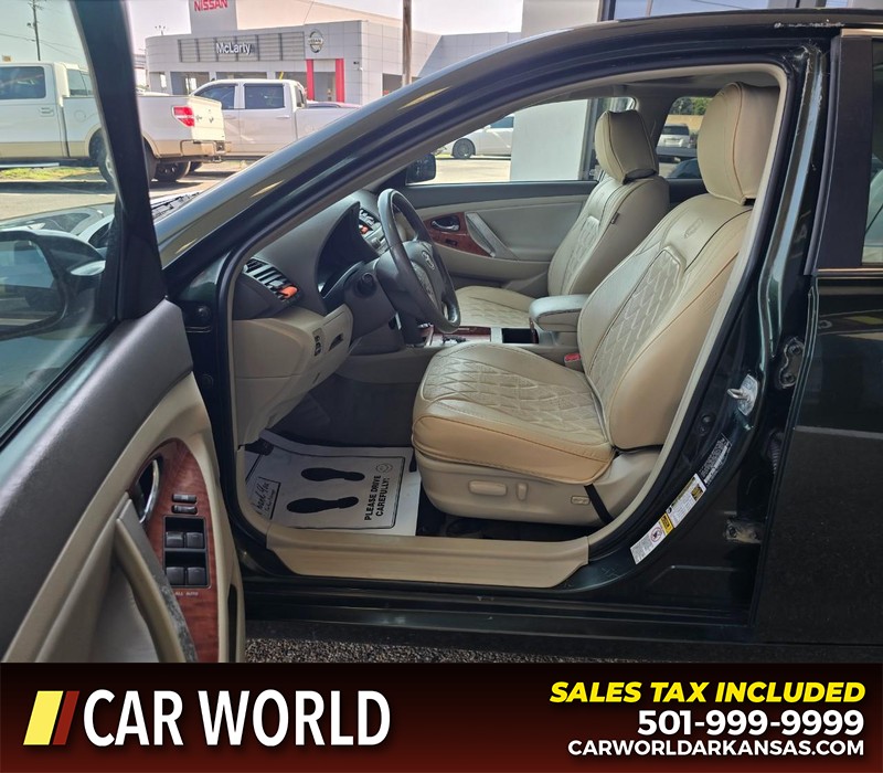 Toyota Camry Vehicle Full-screen Gallery Image 8