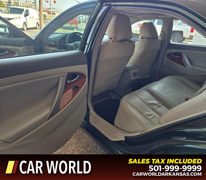 Toyota Camry Vehicle Full-screen Gallery Image 9