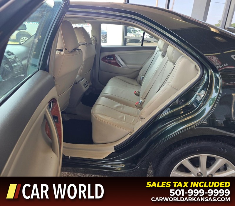 Toyota Camry Vehicle Full-screen Gallery Image 10