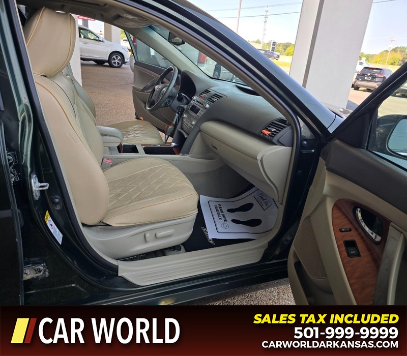 Toyota Camry Vehicle Full-screen Gallery Image 11