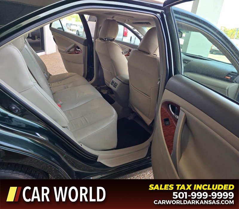 Toyota Camry Vehicle Full-screen Gallery Image 12