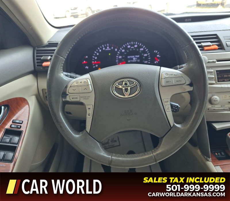 Toyota Camry Vehicle Full-screen Gallery Image 14