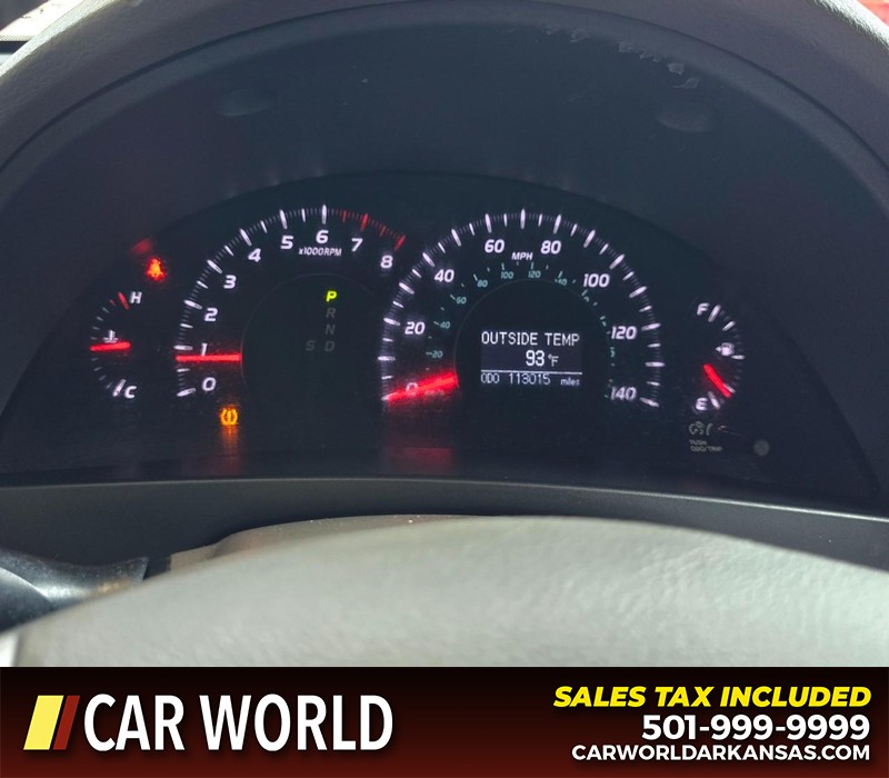 Toyota Camry Vehicle Full-screen Gallery Image 16
