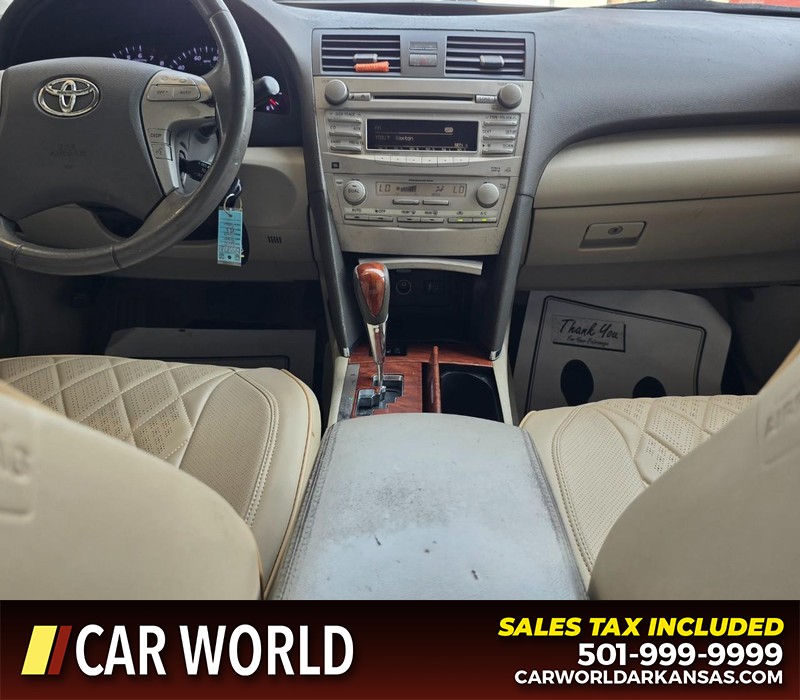 Toyota Camry Vehicle Full-screen Gallery Image 17