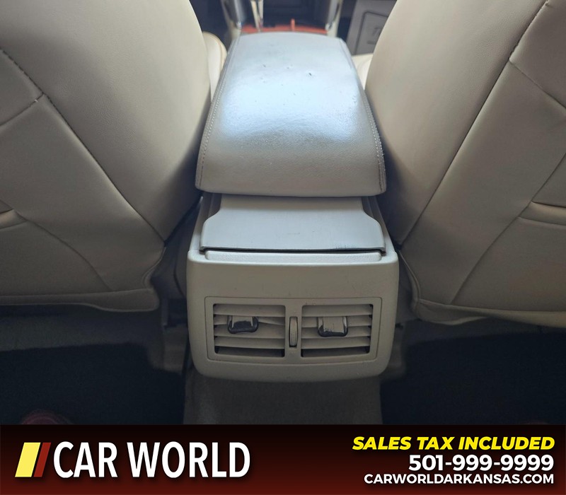 Toyota Camry Vehicle Full-screen Gallery Image 19
