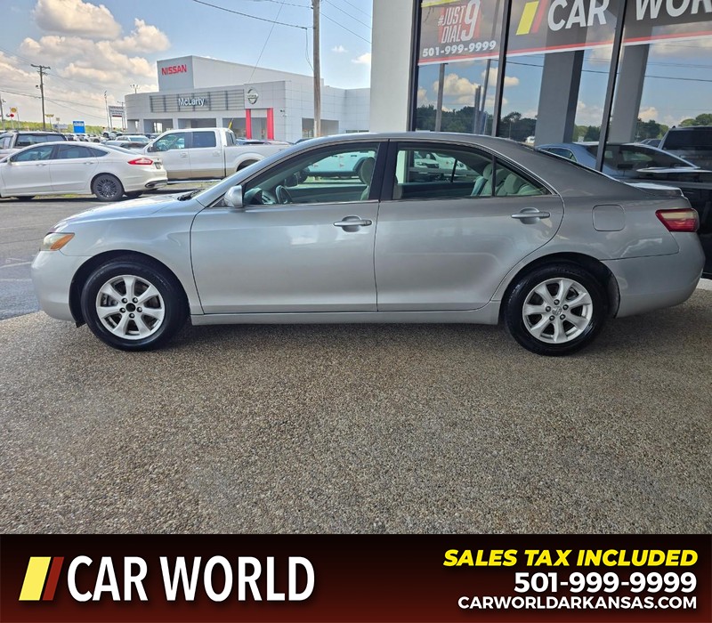 Toyota Camry Vehicle Full-screen Gallery Image 4