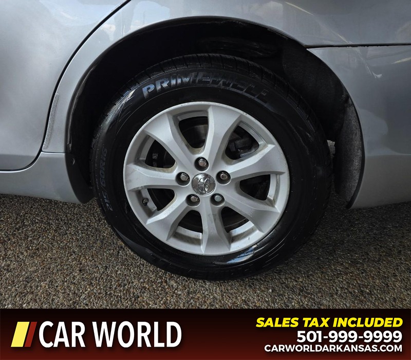 Toyota Camry Vehicle Full-screen Gallery Image 6