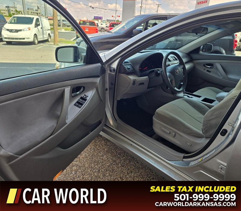 Toyota Camry Vehicle Full-screen Gallery Image 7