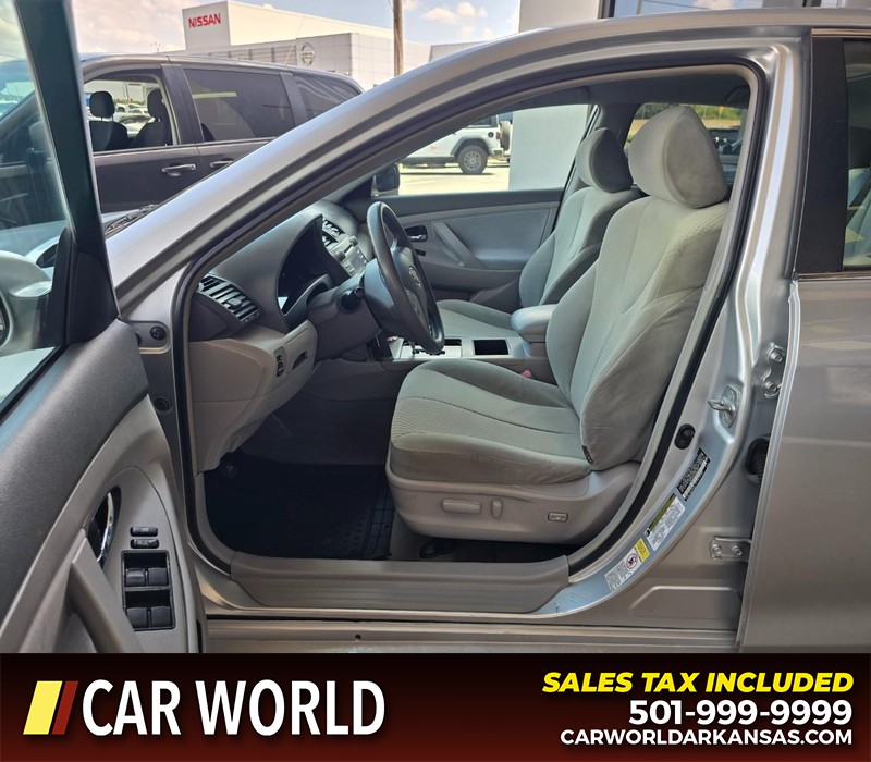 Toyota Camry Vehicle Full-screen Gallery Image 8