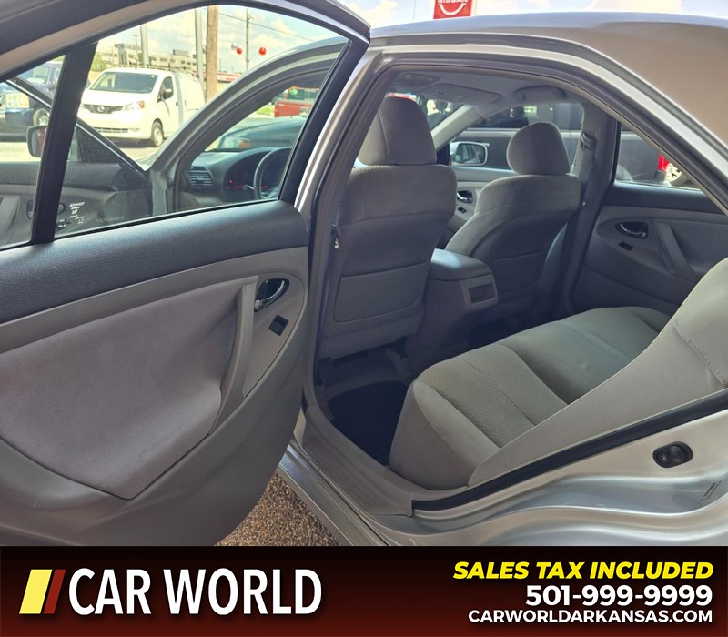Toyota Camry Vehicle Full-screen Gallery Image 9