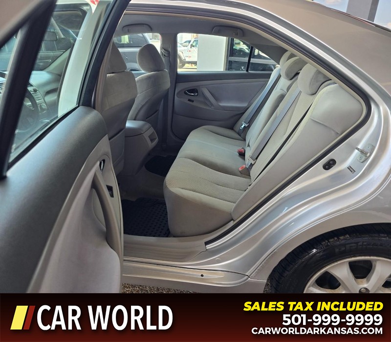 Toyota Camry Vehicle Full-screen Gallery Image 10