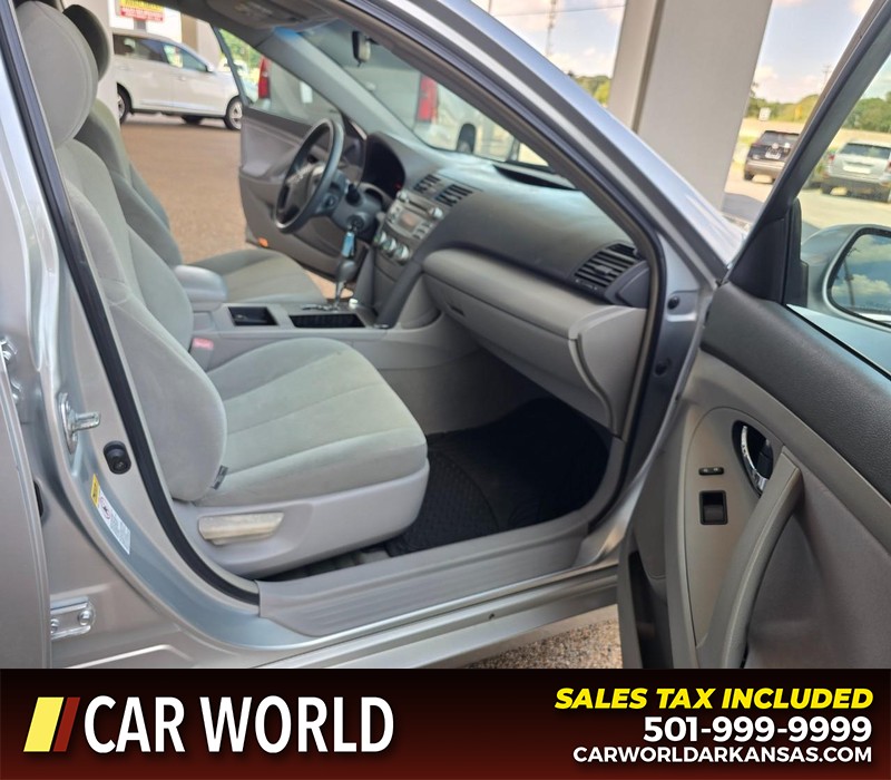 Toyota Camry Vehicle Full-screen Gallery Image 11