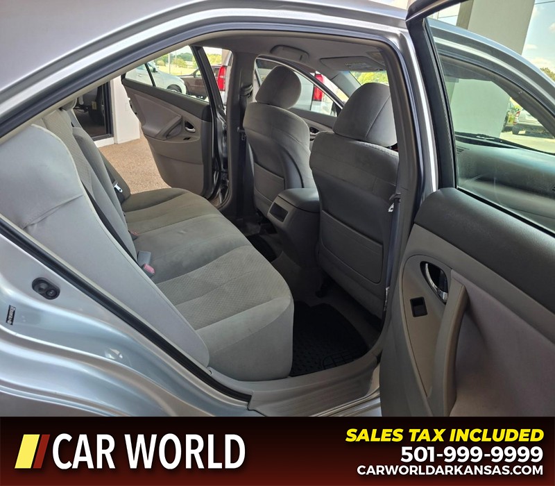 Toyota Camry Vehicle Full-screen Gallery Image 12