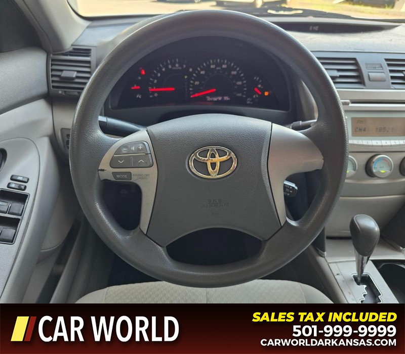 Toyota Camry Vehicle Full-screen Gallery Image 15