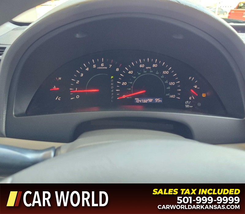 Toyota Camry Vehicle Full-screen Gallery Image 17