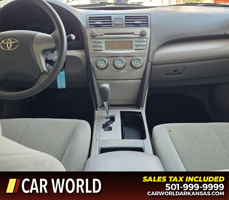 Toyota Camry Vehicle Full-screen Gallery Image 18