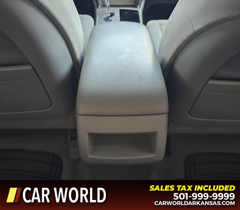 Toyota Camry Vehicle Full-screen Gallery Image 19