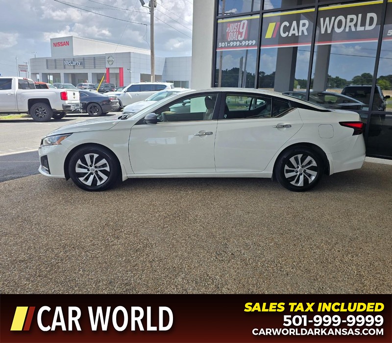 Nissan Altima Vehicle Full-screen Gallery Image 4