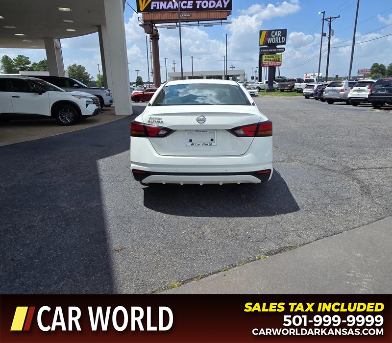 Nissan Altima Vehicle Full-screen Gallery Image 5