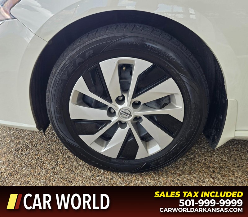 Nissan Altima Vehicle Full-screen Gallery Image 6