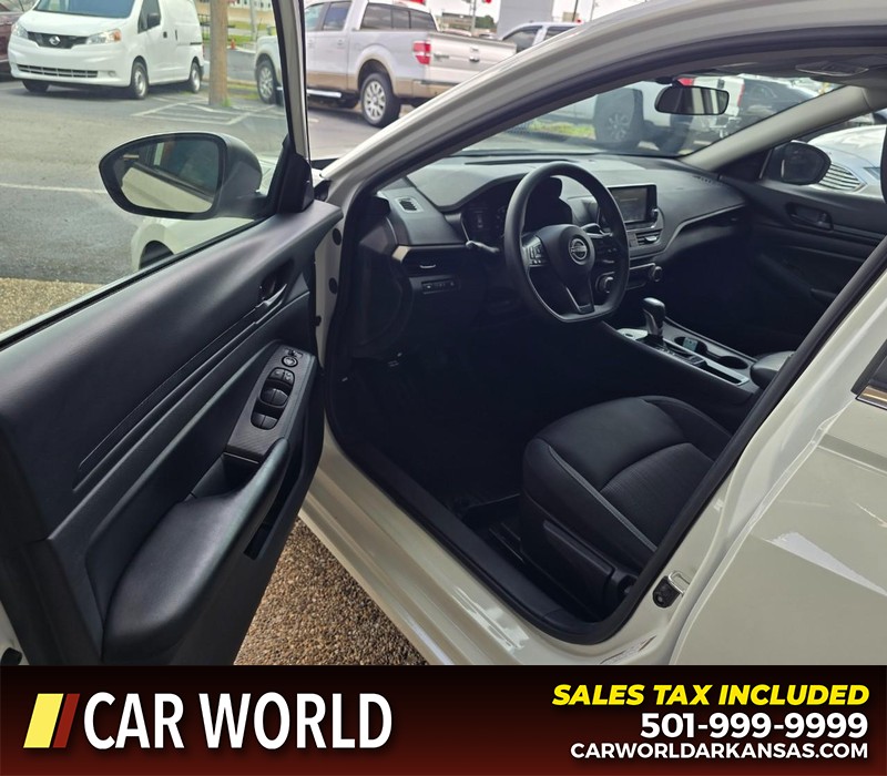 Nissan Altima Vehicle Full-screen Gallery Image 7