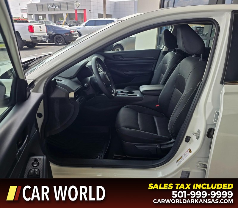 Nissan Altima Vehicle Full-screen Gallery Image 8