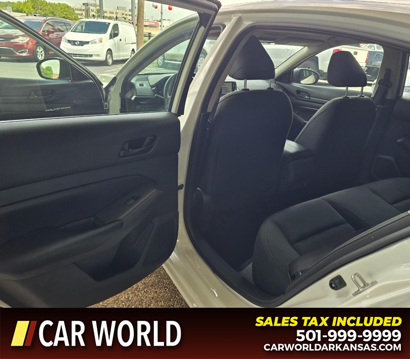 Nissan Altima Vehicle Full-screen Gallery Image 9