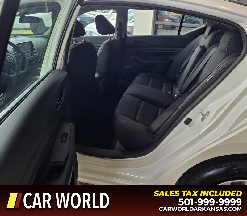 Nissan Altima Vehicle Full-screen Gallery Image 10