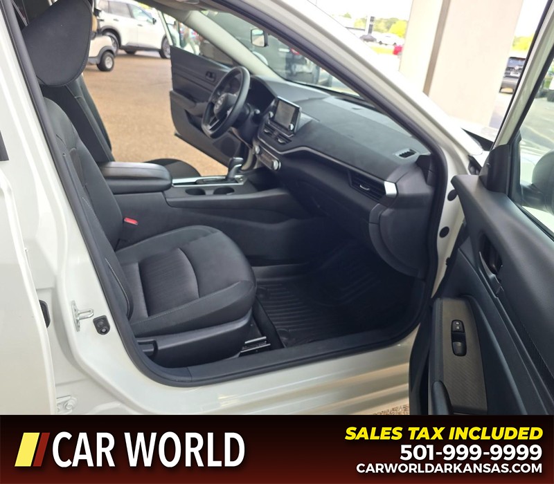 Nissan Altima Vehicle Full-screen Gallery Image 11