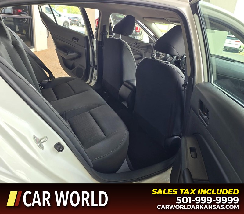 Nissan Altima Vehicle Full-screen Gallery Image 12