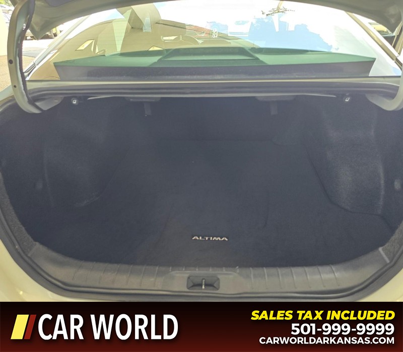 Nissan Altima Vehicle Full-screen Gallery Image 13