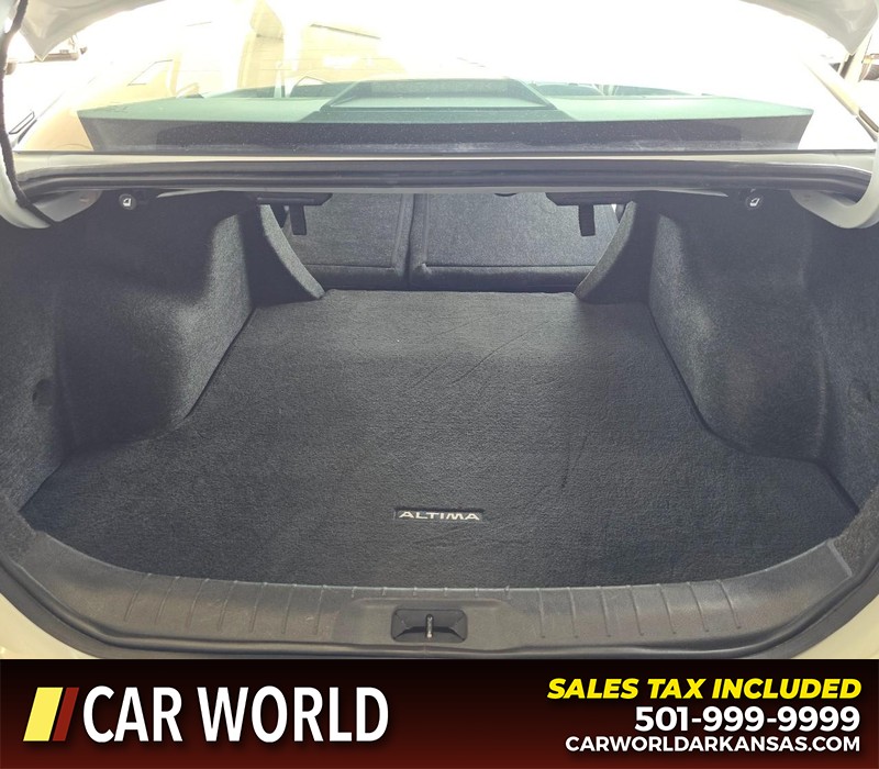 Nissan Altima Vehicle Full-screen Gallery Image 14