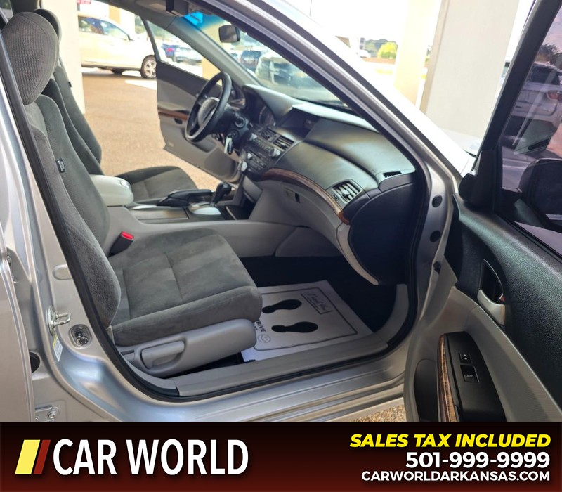 Honda Accord Sedan Vehicle Full-screen Gallery Image 11