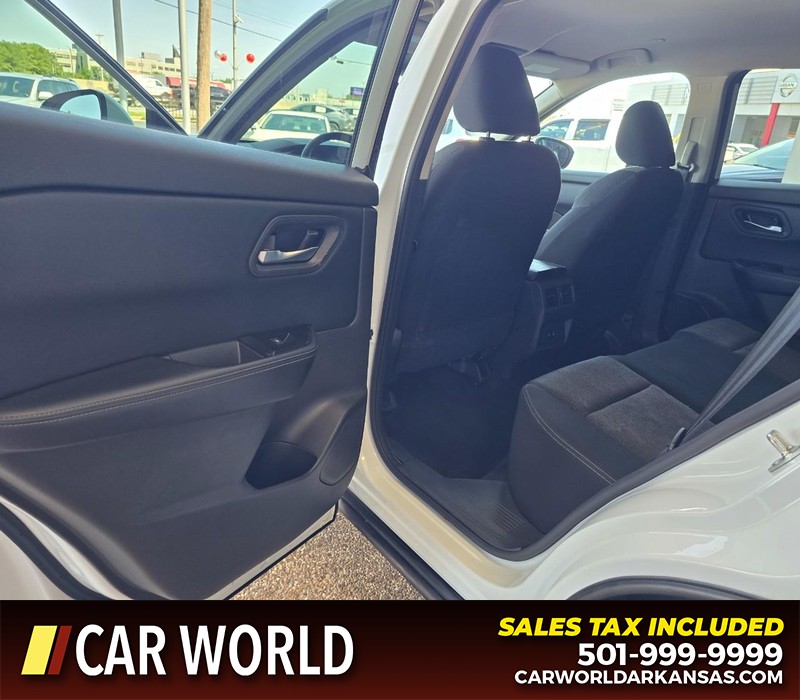 Nissan Rogue Vehicle Full-screen Gallery Image 9