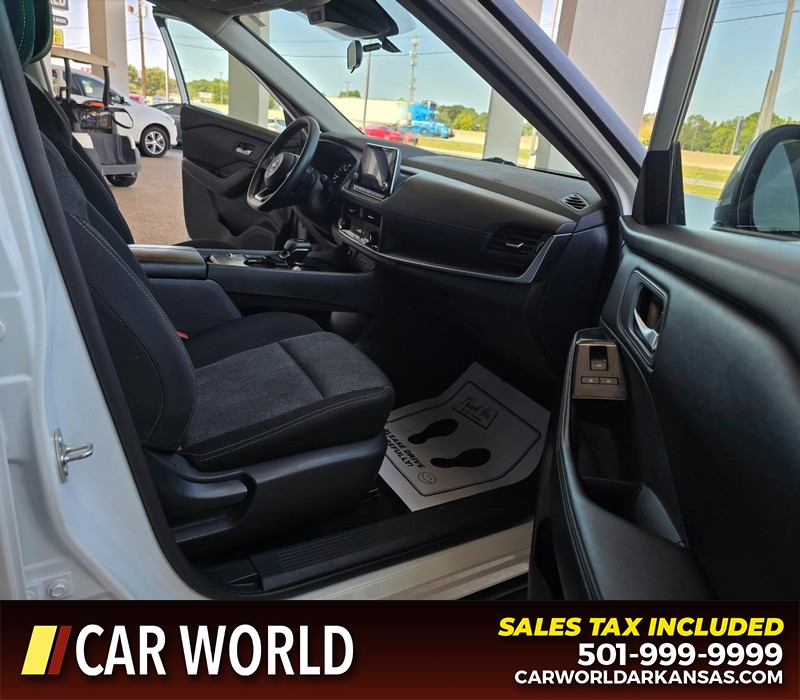 Nissan Rogue Vehicle Full-screen Gallery Image 11