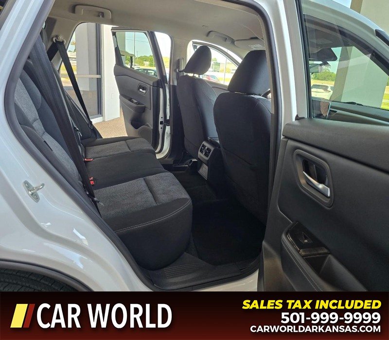 Nissan Rogue Vehicle Full-screen Gallery Image 12