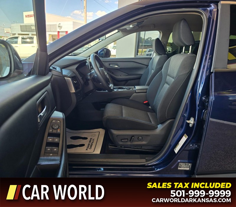 Nissan Rogue Vehicle Full-screen Gallery Image 8