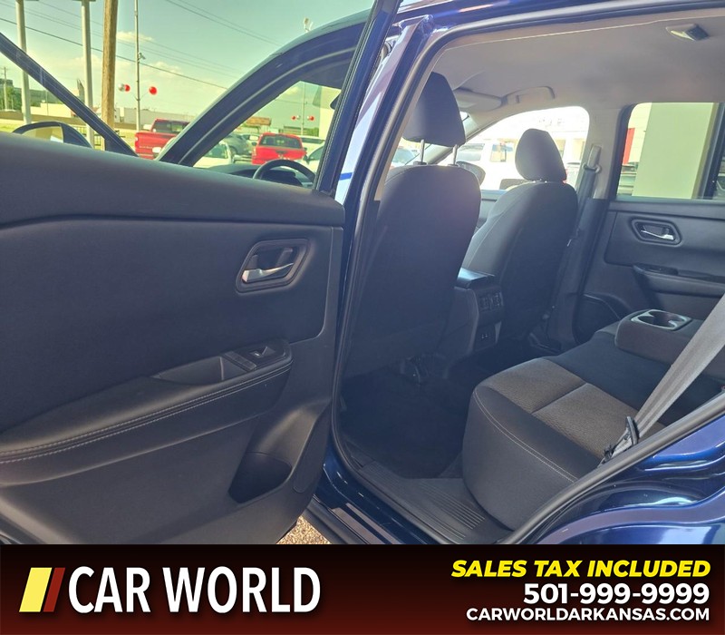 Nissan Rogue Vehicle Full-screen Gallery Image 9