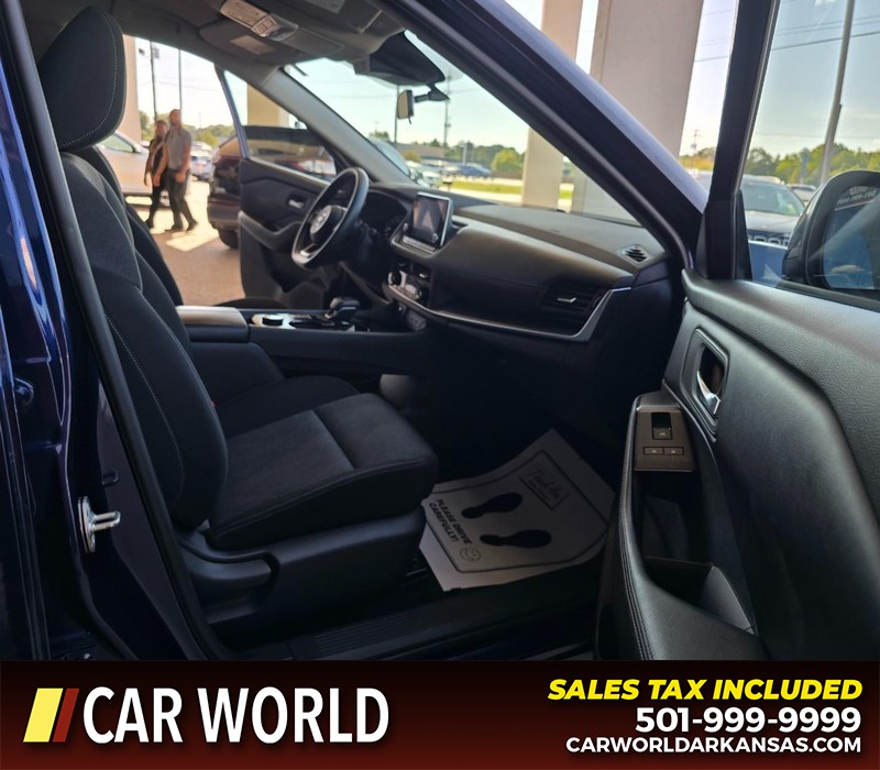 Nissan Rogue Vehicle Full-screen Gallery Image 11