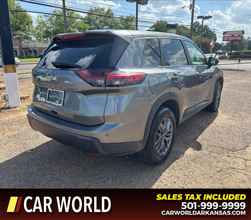Nissan Rogue Vehicle Full-screen Gallery Image 3
