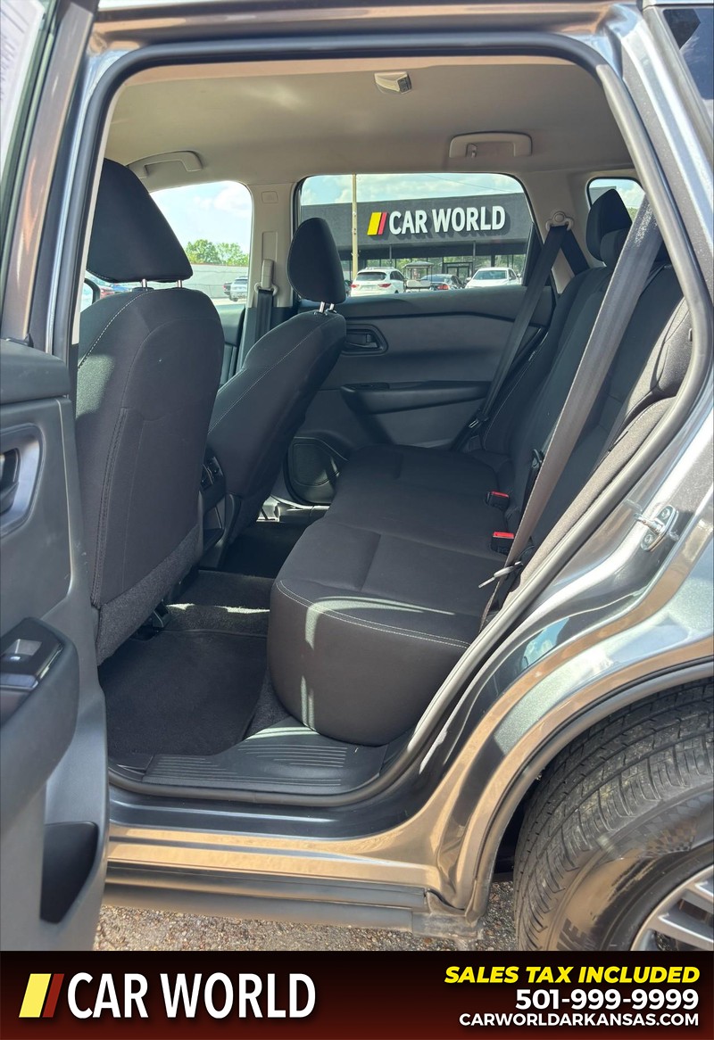 Nissan Rogue Vehicle Full-screen Gallery Image 15