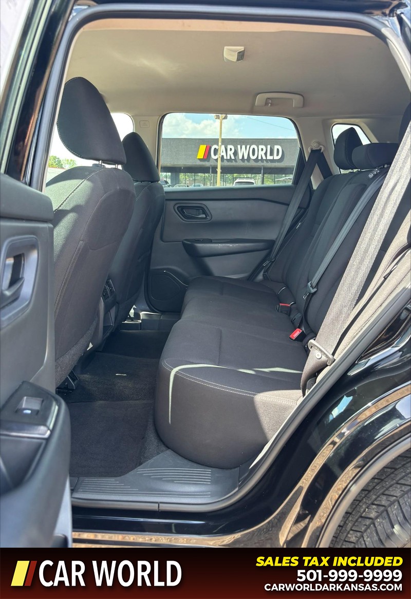 Nissan Rogue Vehicle Full-screen Gallery Image 15