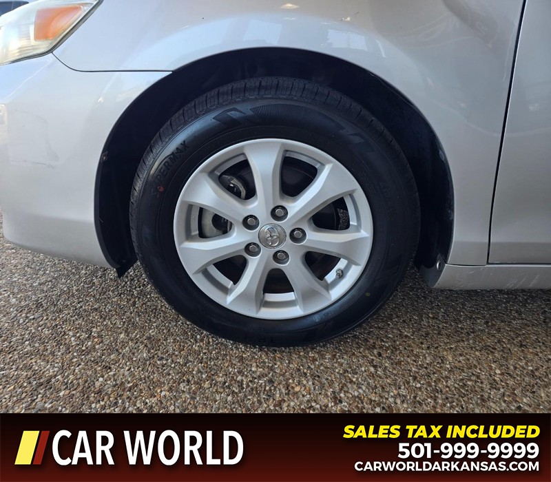 Toyota Camry Vehicle Full-screen Gallery Image 6
